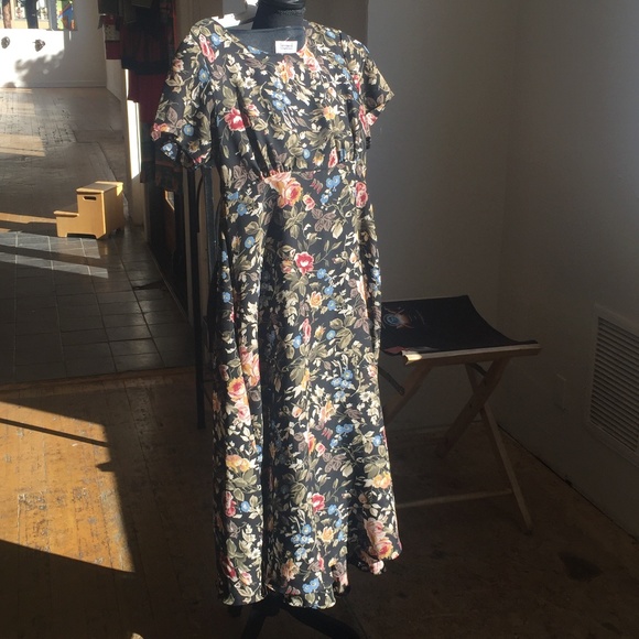 Dark floral cottagecore midi shortsleeved dress - Picture 3 of 7